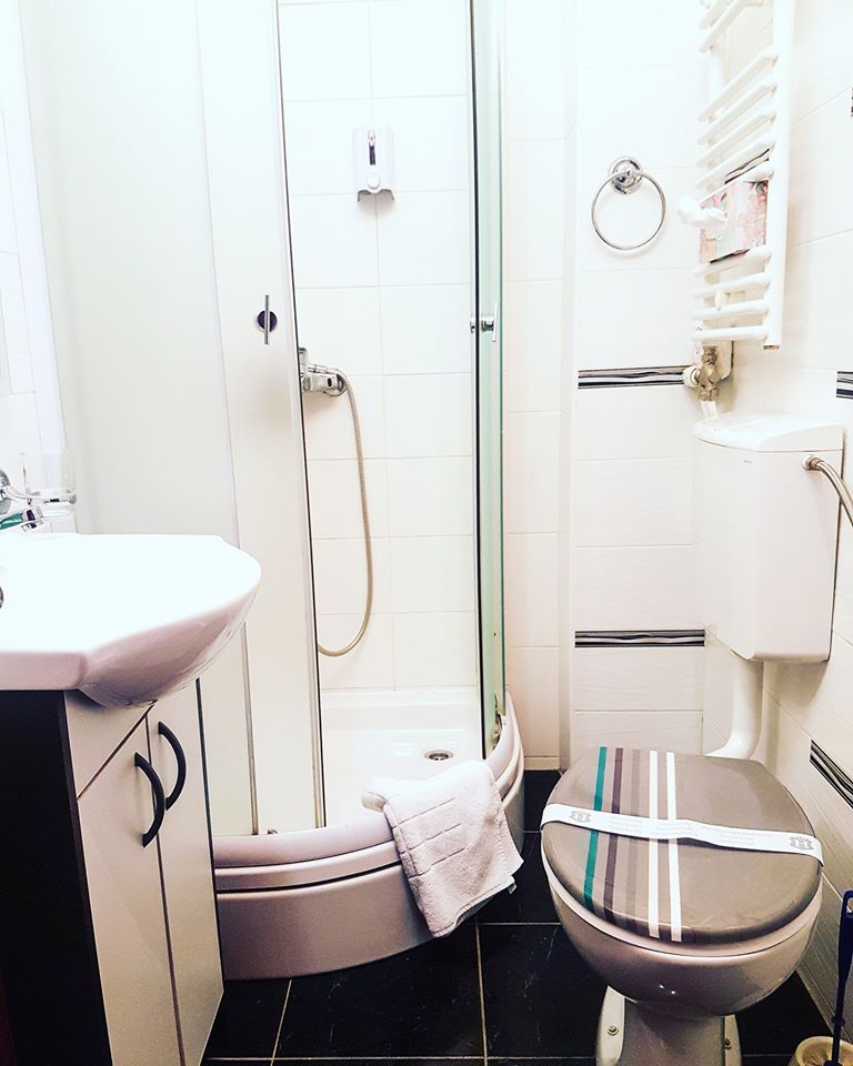 Svaka soba ima svoju kupaonicu.
Smještaj Natalija u Osijeku 

#SmjestajNatalijaOsijek #hotel #sobe #rooms #smjestaj #osijek